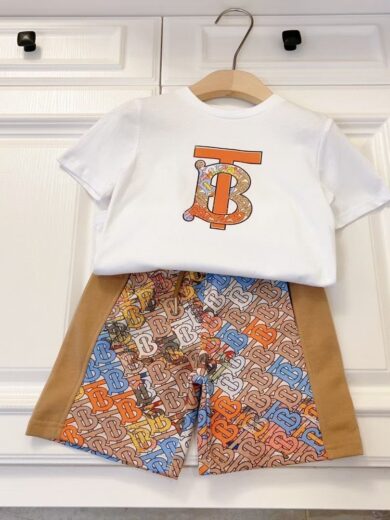 Burberry signature shorts/t-shirts set